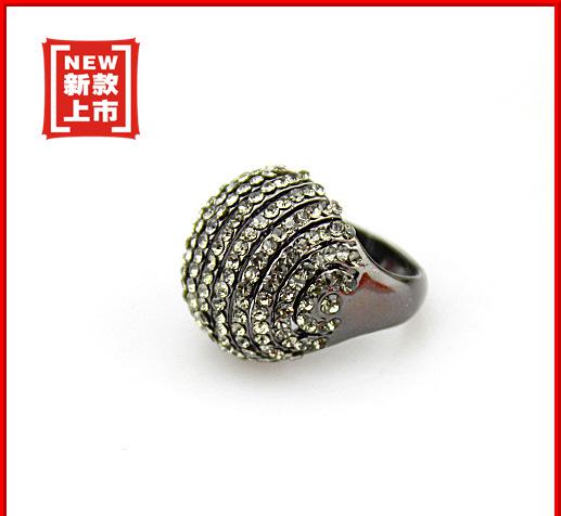 當文字被刪減殆盡，我們如何為一件飾品重新命名？